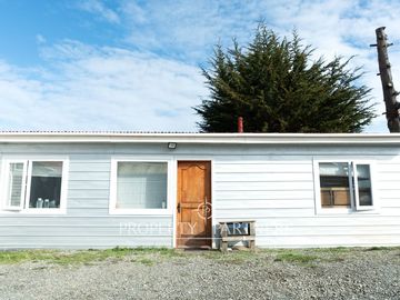 ¡Inversión versátil! Propiedad única con tres casas lista para generar ingresos