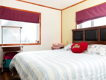¡Inversión versátil! Propiedad única con tres casas lista para generar ingresos