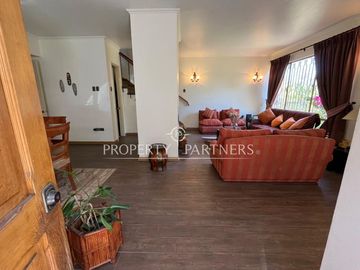 Las Condes, amplia y luminosa casa remodelada 4D3B, en sector residencial.