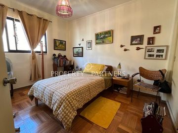 Las Condes, amplia y luminosa casa remodelada 4D3B, en sector residencial.