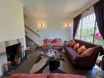 Las Condes, amplia y luminosa casa remodelada 4D3B, en sector residencial.