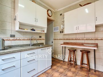 Las Condes, amplia y luminosa casa remodelada 4D3B, en sector residencial.