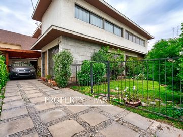 Las Condes, amplia y luminosa casa remodelada 4D3B, en sector residencial.