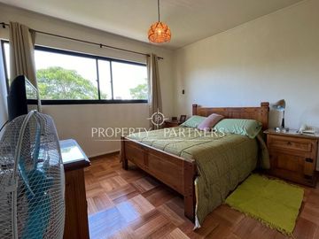 Las Condes, amplia y luminosa casa remodelada 4D3B, en sector residencial.