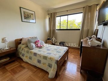 Las Condes, amplia y luminosa casa remodelada 4D3B, en sector residencial.