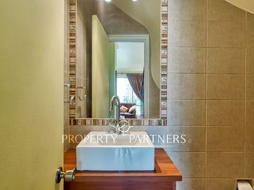 Las Condes, amplia y luminosa casa remodelada 4D3B, en sector residencial.