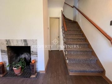 Las Condes, amplia y luminosa casa remodelada 4D3B, en sector residencial.