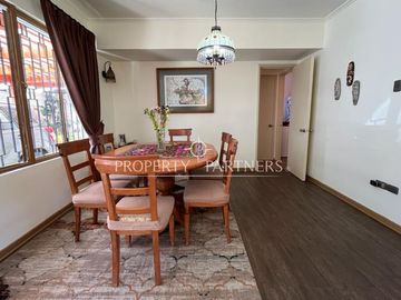Las Condes, amplia y luminosa casa remodelada 4D3B, en sector residencial.