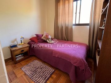 Las Condes, amplia y luminosa casa remodelada 4D3B, en sector residencial.