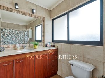 Las Condes, amplia y luminosa casa remodelada 4D3B, en sector residencial.