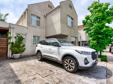 Linda y segura casa en venta, en condominio, Peñalolén