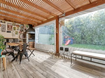 Linda y segura casa en venta, en condominio, Peñalolén