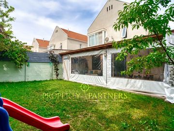 Linda y segura casa en venta, en condominio, Peñalolén
