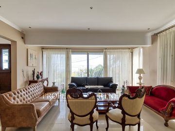 Vende casa amplia hermosa vista en Jardines del Sur