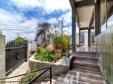 Vende casa amplia hermosa vista en Jardines del Sur