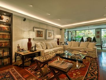 Exclusivo depto remodelado con jardín en parque privado