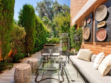 Exclusivo depto remodelado con jardín en parque privado