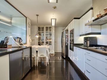Exclusivo depto remodelado con jardín en parque privado