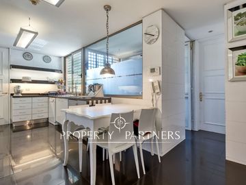 Exclusivo depto remodelado con jardín en parque privado