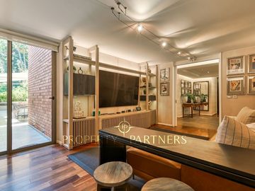 Exclusivo depto remodelado con jardín en parque privado