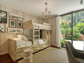 Exclusivo depto remodelado con jardín en parque privado