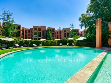 Exclusivo depto remodelado con jardín en parque privado
