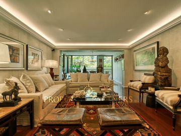 Exclusivo depto remodelado con jardín en parque privado