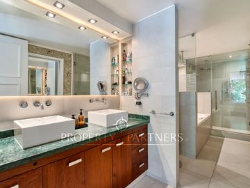 Exclusivo depto remodelado con jardín en parque privado