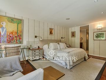 Exclusivo depto remodelado con jardín en parque privado