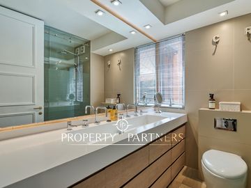 Exclusivo depto remodelado con jardín en parque privado