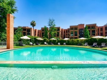 Exclusivo depto remodelado con jardín en parque privado