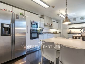 Exclusivo depto remodelado con jardín en parque privado