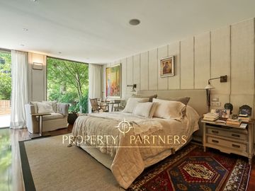 Exclusivo depto remodelado con jardín en parque privado