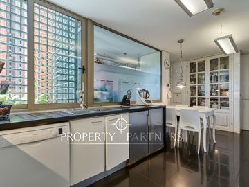 Exclusivo depto remodelado con jardín en parque privado