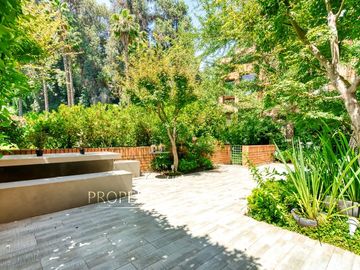 Exclusivo depto remodelado con jardín en parque privado