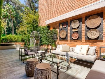 Exclusivo depto remodelado con jardín en parque privado