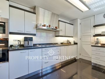 Exclusivo depto remodelado con jardín en parque privado
