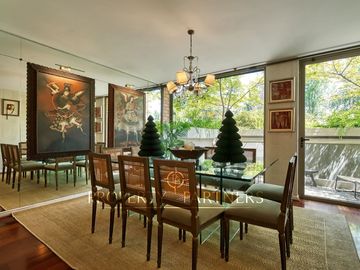 Exclusivo depto remodelado con jardín en parque privado