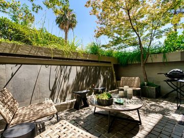 Exclusivo depto remodelado con jardín en parque privado