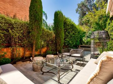 Exclusivo depto remodelado con jardín en parque privado