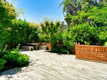 Exclusivo depto remodelado con jardín en parque privado