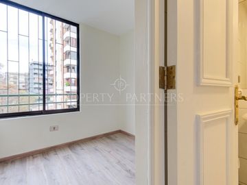 Departamento renovado en barrio residencial El Vergel, ideal inversión, Providencia