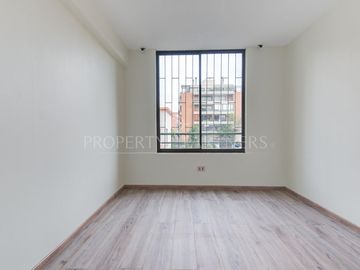 Departamento renovado en barrio residencial El Vergel, ideal inversión, Providencia