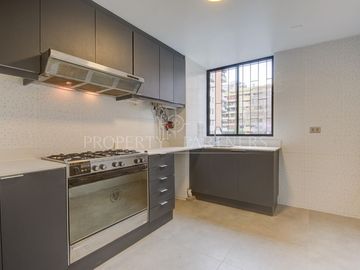 Departamento renovado en barrio residencial El Vergel, ideal inversión, Providencia
