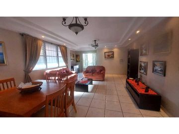 Se vende casa en Brisas del Golf- Piscina