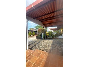 Se vende casa en Brisas del Golf- Piscina