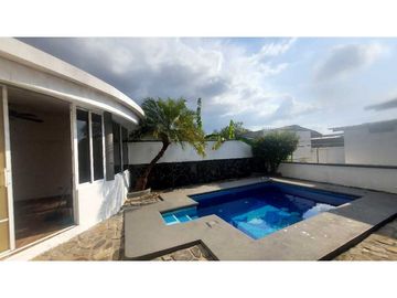 Se vende casa en Brisas del Golf- Piscina