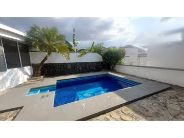 Se vende casa en Brisas del Golf- Piscina