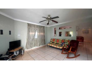 Se vende casa en Brisas del Golf- Piscina