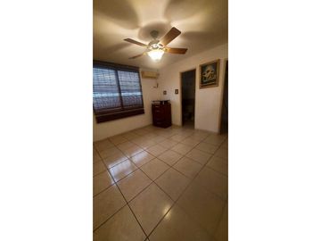 Se vende casa en Brisas del Golf- Piscina